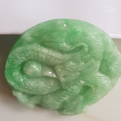 Mặt dây chuyền Nam to trạm rồng lượn nổi nhả ngọc đá ngọc cẩm thạch tự nhiên Size tròn to đường kính 53mm x dầy 6mm Màu xanh Ngọc Tươi bóng đẹp lắm luôn nam bọc vàng đeo với dây chuyền của mình thiệt đẹp lắm luôn nha ạ