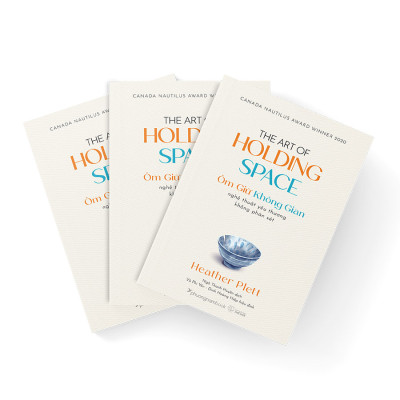 Sách Ôm Giữ Không Gian - Nghệ Thuật Yêu Thương Không Phán Xét