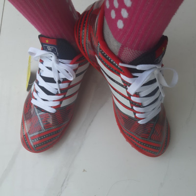 GIÀY ĐÁ BÓNG SÂN CỎ NHÂN TẠO 13C ĐỎ ĐÃ MAY ĐẾ