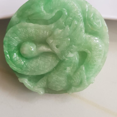 Mặt dây chuyền Nam to trạm rồng lượn nổi nhả ngọc đá ngọc cẩm thạch tự nhiên Size tròn to đường kính 53mm x dầy 6mm Màu xanh Ngọc Tươi bóng đẹp lắm luôn nam bọc vàng đeo với dây chuyền của mình thiệt đẹp lắm luôn nha ạ