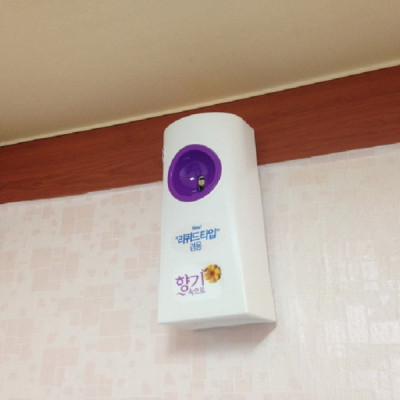 Combo máy xịt phòng tự động + 01 chai xịt phòng hương nước hoa cao cấp Hàn Quốc Sandokkaebi 300ml - Giao màu máy & mùi hương ngẫu nhiên)