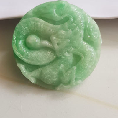 Mặt dây chuyền Nam to trạm rồng lượn nổi nhả ngọc đá ngọc cẩm thạch tự nhiên Size tròn to đường kính 53mm x dầy 6mm Màu xanh Ngọc Tươi bóng đẹp lắm luôn nam bọc vàng đeo với dây chuyền của mình thiệt đẹp lắm luôn nha ạ