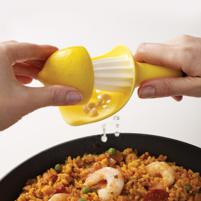 Dụng cụ vắt cam Joseph Joseph (trắng/vàng) - JJ 200287, được thiết kế to bản nên phù hợp với cả chanh, cam, các loại quả lớn