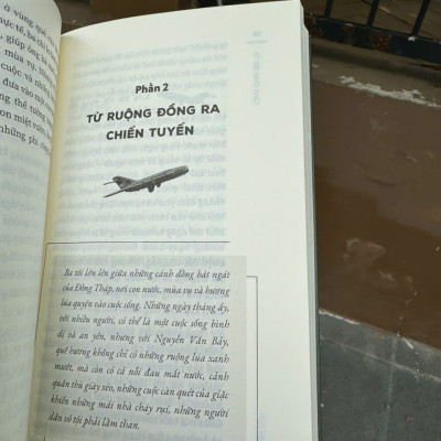 (Bìa mềm, Tặng kèm Bookmark, Postcard) CÁNH CHIM BẤT TỬ - Câu chuyện về người phi công huyền thoại Nguyễn Văn Bảy - Waka