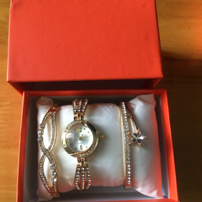 Combo hộp   3 món  đeo tay  xinh xắn  phong cách thanh lịch thời trang  sang trọng quý phái cho nữ