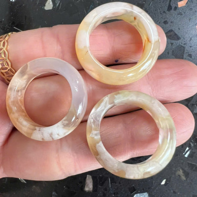 Nhẫn Nữ mới Đá Mã Não Bông Bông Vàng Trắng Đều Bóng Đẹp Ni 18mm Cao 7mm Dầy 4mm Chị em Nữ mệnh Kim mệnh Thủy mệnh Thổ đeo lên tay xinh xắn may mắn ạ