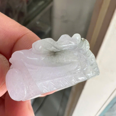 Nhẫn Rồng Nam Ni 21mm Cao 13mm Dầy 6mm Đá Cẩm Thạch màu màu trắng sáng bóng điểm xíu xanh đẹp ạ