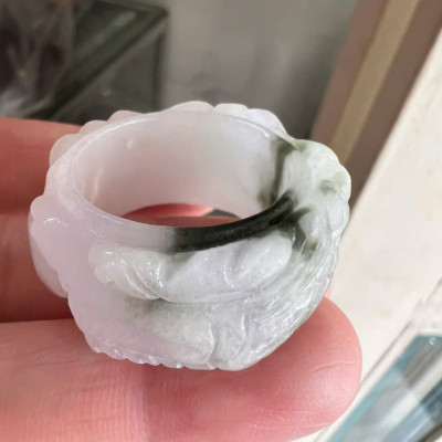 Nhẫn Rồng Nam Ni 21mm Cao 13mm Dầy 6mm Đá Cẩm Thạch màu màu trắng sáng bóng điểm xíu xanh đẹp ạ