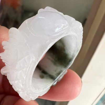 Nhẫn Rồng Nam Ni 21mm Cao 13mm Dầy 6mm Đá Cẩm Thạch màu màu trắng sáng bóng điểm xíu xanh đẹp ạ