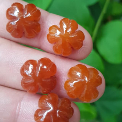 Mặt Bông Hoa cỏ 4 lá màu cam đậm nữ phối vòng tay,làm mặt nhẫn Chất liệu đá cẩm thạch size hạt 15mm x dầy 6mm Nữ về phối với vòng tay của mình đeo hay làm mặt nhẫn mặt dây chuyền đeo xinh ạ