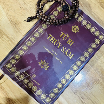 Kinh Từ Bi Thủy Sám Pháp ( Bìa cứng ép kim, bản đẹp giấy chống mõi mắt , khổ 24x16 - tặng bao sách)