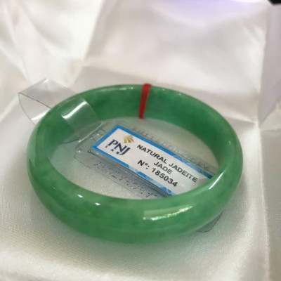 Vòng Tay Nữ Đá Ngọc Cẩm Thạch Tự Nhiên Bản Hẹ Sịn Đậu Lý Sao Ni 48mm Cao 12mm Dầy 6mm đã kiểm định kèm giấy chứng nhận P No 185034 Màu Xanh ngọc lý tươi bóng đều đẹp nữ tay nhỏ 35kg - 48kg ạ 