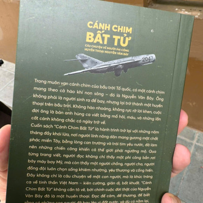 (Bìa mềm, Tặng kèm Bookmark, Postcard) CÁNH CHIM BẤT TỬ - Câu chuyện về người phi công huyền thoại Nguyễn Văn Bảy - Waka