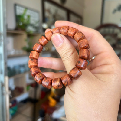 Vòng gỗ nu huyết Long kiểu dáng trúc nhộng size 10li - đậm dầu - thơm tự nhiên vĩnh viễn