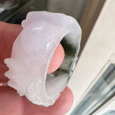 Nhẫn Rồng Nam Ni 21mm Cao 13mm Dầy 6mm Đá Cẩm Thạch màu màu trắng sáng bóng điểm xíu xanh đẹp ạ