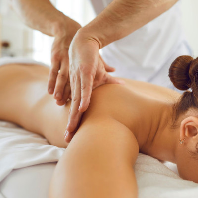 Dịch vụ massage body thư giãn với đá nóng