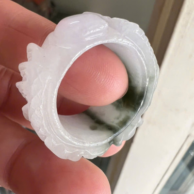 Nhẫn Rồng Nam Ni 21mm Cao 13mm Dầy 6mm Đá Cẩm Thạch màu màu trắng sáng bóng điểm xíu xanh đẹp ạ