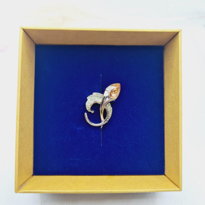 Cài áo hoa tulip đá cam