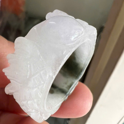 Nhẫn Rồng Nam Ni 21mm Cao 13mm Dầy 6mm Đá Cẩm Thạch màu màu trắng sáng bóng điểm xíu xanh đẹp ạ