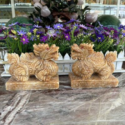 Cặp tượng Kỳ Lân phong thủy gác cổng đá cẩm thạch vân gỗ - Dài 15cm