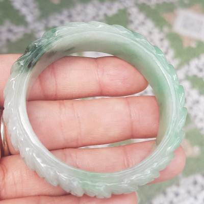 Vòng tay đá ngọc Cẩm Thạch dãy Đồng Tiền Tự nhiên Size 48mm x cao 13mm x dầy 7mm Màu trắng bóng ngọc ngà điểm xanh nhẹ đẹp may mắn tài lộc Nữ mệnh kim mệnh thủy tay nhỏ 35kg - 48kg đeo ạ