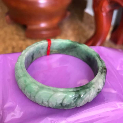 VÒNG TAY ĐÁ CẨM THẠCH TỰ NHIÊN BẢN HẸ TIỀN NGỌC 51MM TRẠM DÃY TIỀN MAY MẮN MÀU XANH NGỌC NHẸ LÊN ĐẬM DẦN ĐẸP Kích thước 51mmx độ dầy 6,5mm x Cao 14mm NỮ 48KG - 55KG ĐEO Ạ