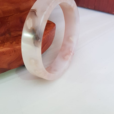 Vòng tay Nữ Mã Não Bản Vuông trắng bông hoa vân Ni 54mm x cao 13mm x dầy 6mm Nữ mệnh Kim mệnh Thủy 52kg - 55kg đeo đẹp xinh tay lắm ạ