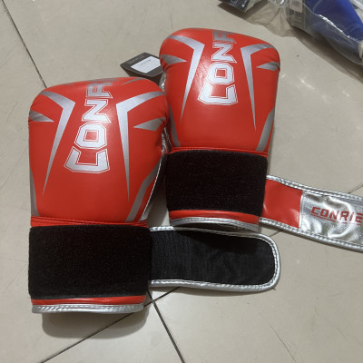 Găng tay đấm bốc -Boxing Conrie KB351, đệm lót mút xốp EVA loại đặc, tính thẩm mỹ và độ đàn hồi tốt,  khóa dính ở cổ tay chắc chắn thuận tiện cho người sử dụng