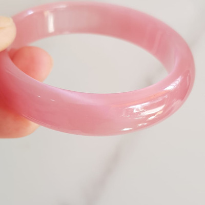 Vòng tay nữ đá mắt mèo hồng bản hẹ mới Ni 53mm x cao 13mm x dầy 7mm nữ 50kg - 57kg đeo màu hồng hồng nhẹ xinh tươi đẹp rẻ lắm chuẩn hợp nữ mệnh hỏa mệnh thổ ạ