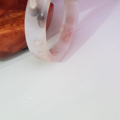 Vòng tay Nữ Mã Não Bản Vuông trắng bông hoa vân Ni 54mm x cao 13mm x dầy 6mm Nữ mệnh Kim mệnh Thủy 52kg - 55kg đeo đẹp xinh tay lắm ạ