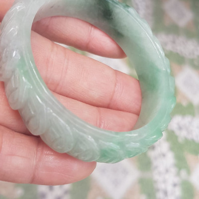 Vòng tay đá ngọc Cẩm Thạch dãy Đồng Tiền Tự nhiên Size 48mm x cao 13mm x dầy 7mm Màu trắng bóng ngọc ngà điểm xanh nhẹ đẹp may mắn tài lộc Nữ mệnh kim mệnh thủy tay nhỏ 35kg - 48kg đeo ạ