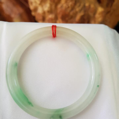 Vòng cẩm thạch tự nhiên A Sịn 48mm x 7mm màu Trắng VÂN XANH Lý lam vàng nhẹ 1 bên Size vòng 48mm x 7mm Bóng thiệt là đẹp ạ Chất liệu đá cẩm thạch tự nhiên Nữ tay nhỏ 35kg - 49kg ạ