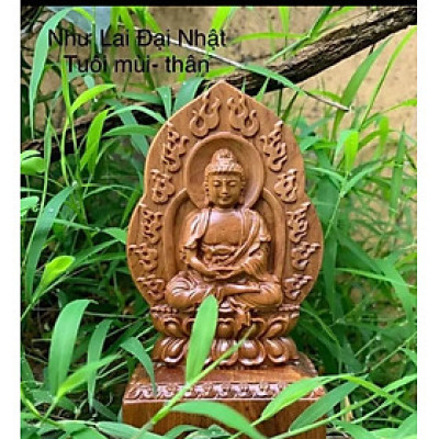 Tượng phật bản mệnh phật như lai đại nhật hợp tuổi ( mùi _thân) khắc hai mặt bằng gỗ bách xanh thơm nức kt 14×8×4cm