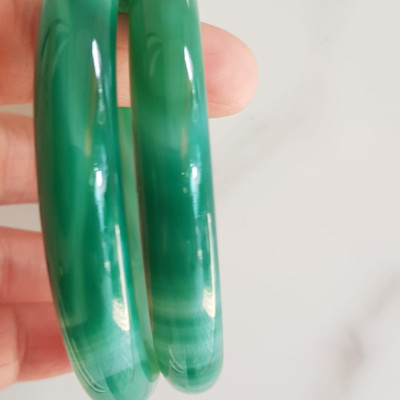 Vòng tay đá mã não xanh vân sọc trắng nhẹ mới Ni 53mm x cọng 9mm Vòng màu xanh ngọc đậm đều vân sọc đẹp ạ Nữ 52kg - 58kg đeo mệnh Mộc hỏa thủy ạ