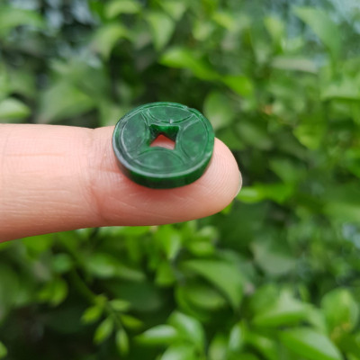 Mặt Dây Chuyền Mặt Nhẫn Đồng Tiền Mới màu Xanh Đậm Đẹp Đá Cẩm thạch xanh tự nhiên  Size nhỏ vừa đk 13,5mm x dầy 3mm  Nữ bọc vàng lên đeo đẹp lắm rất ý nghĩa đồng tiền may mắn tài lộc ạ