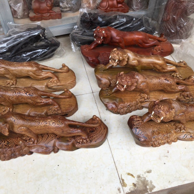 Tượng con hổ bằng gỗ mun đuôi công liền khối kt 50×20×12cm