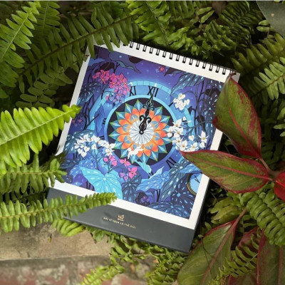 Lịch Để Bàn Ất Tỵ 2025 - Khu Vườn Văn Chương Kèm Túi Đựng Lịch