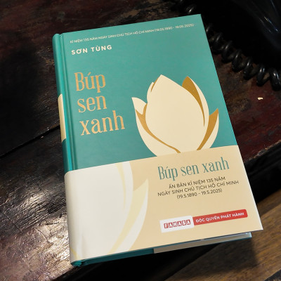 Sách - Búp Sen Xanh - Bìa Cứng - Tặng Kèm Obi + Postcard Hành Trình Cứu Nước - Độc Quyền Fahasa