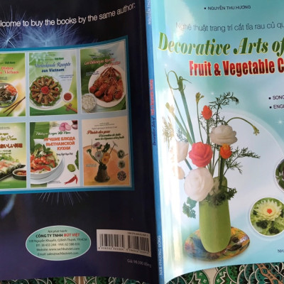Nghệ Thuật Trang Trí Cắt Tỉa Rau Củ Quả (Song Ngữ Anh - Việt) - Decorative Arts of Fruit & Vegetable Carving (English - Vietnamese)