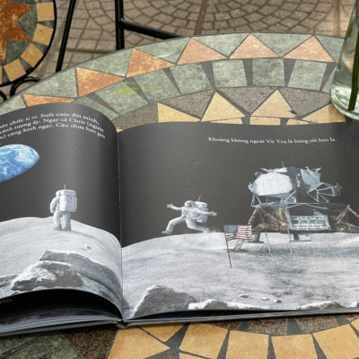 (Giải sách IODE Jean Throop) (Bìa cứng) (Sách tranh thiếu nhi in màu) BÓNG TỐI BAO LA – Dựa Trên Một Câu Chuyện Có Thật - Chris Hadfield – Anh Em Nhà Fan – Sanhobooks