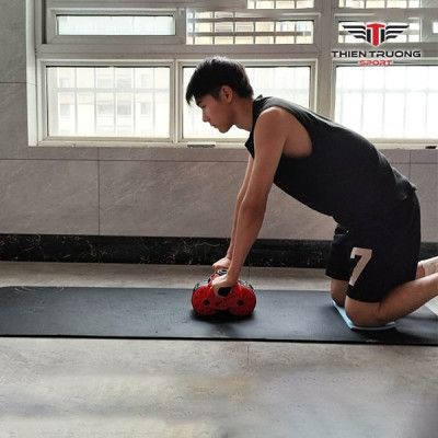 Con lăn tập bụng 2024 kèm thảm kê gối, có lò xo kéo về và màn hình hiện thông số kĩ thuật, an toàn cho người sử dụng