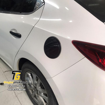 Ốp nắp đậy bình xăng Mazda 3 2015-2019 vân Carbon