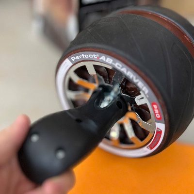 Con lăn tập cơ bụng AB Carver Pro kèm thảm kê gối tiện dụng, có lò xo đàn hồi giúp việc tập luyện trở lên dễ dàng hơn.