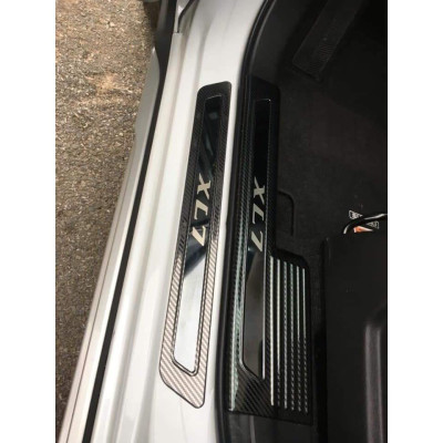 Nẹp Bước Chân Titan Suzuki XL7 2020-2021, ốp chống xước bậc chân trong mẫu titan cao cấp dành cho SUZUKI XL7 2019-2020 