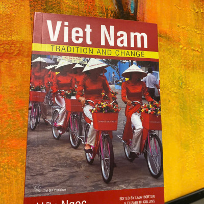 Sách - Vietnam Tradition And Change by Hữu Ngọc - Vietnamese Cultural \ Tradional Book