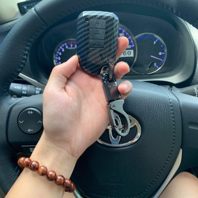 Ốp nhựa carbon lót silicon bảo vệ chìa khóa xe Toyota Vios 2019 kèm móc đeo INOX
