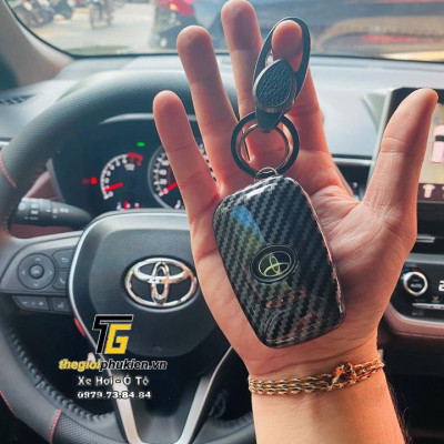 Ốp, bọc chìa khóa xe dành cho Toyota Corolla Cross nhựa ABS vân Carbon kèm móc đeo INOX