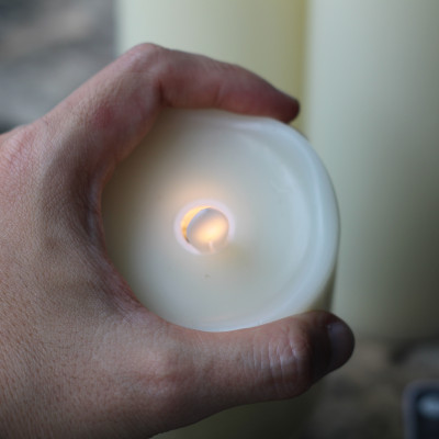 Nến điện tử R2D làm bằng sáp nến thật cao cấp, có remote điều khiển từ xa.