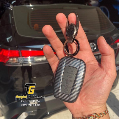 Ốp, bọc chìa khóa xe dành cho Toyota Corolla Cross nhựa ABS vân Carbon kèm móc đeo INOX