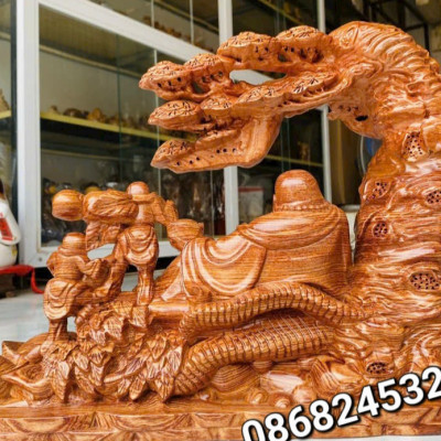 Tượng điêu khắc phật di lặc tam phúc ngự gốc cây tùng bằng gỗ hương đá đẹp long lanh kt 45×32×15cm